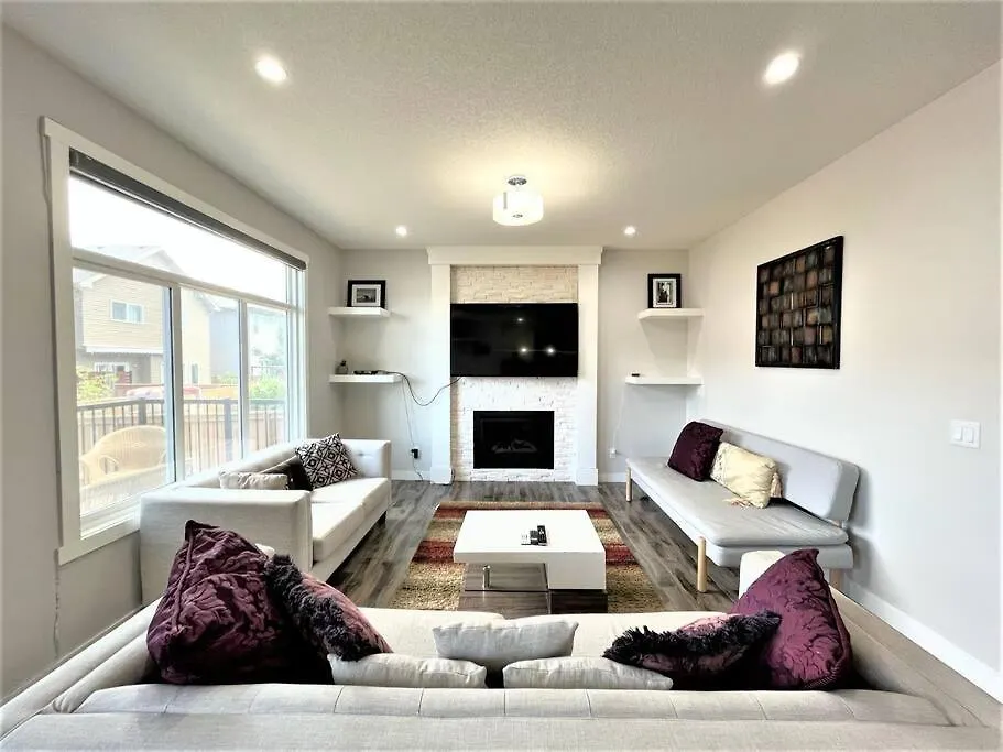 Luxury Retreat For Large Groups Villa Calgary Holiday home