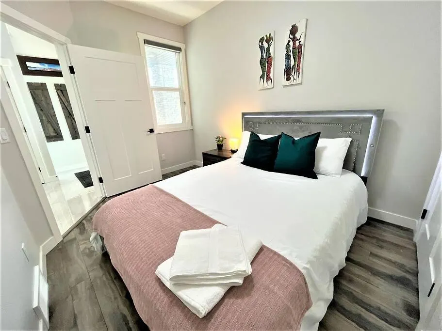 Luxury Retreat For Large Groups Villa Calgary Holiday home