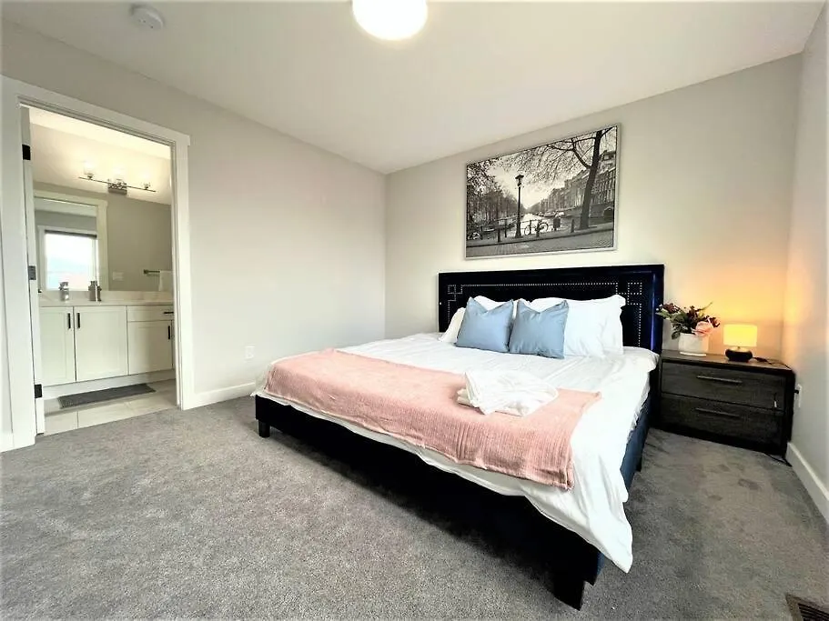 Luxury Retreat For Large Groups Villa Calgary Canada